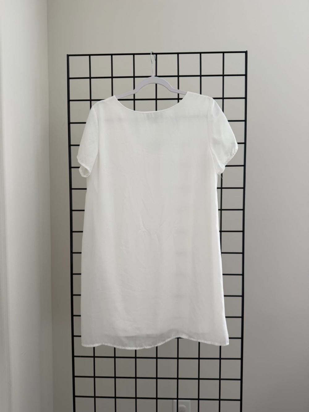 Lulu's White V-Neck Short Sleeve Shift Dress - Picture 3 of 4